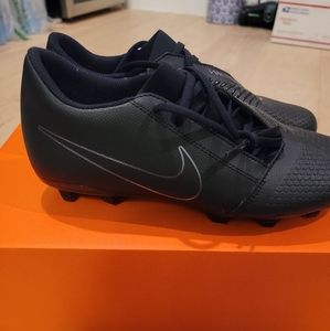 SOLD phantom Venom Club FG - Men's Size 7 - Soccer